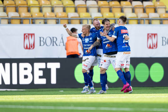 Norrbys Nicklas Savolainen jublar med Viktor Bergh, Max