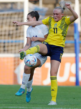 Emilia Bengtsson of Sweden in action against Grace Clinton