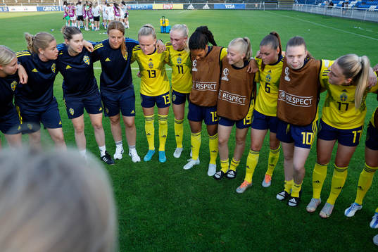 Emilia Bengtsson of Sweden in action against Grace Clinton