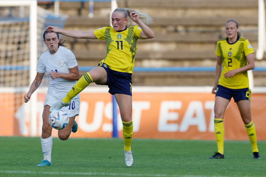 Emilia Bengtsson of Sweden in action against Grace Clinton