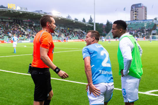 Malmö FFs Eric Larsson diskuterar med domare Victor Wolf