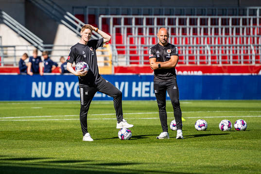 Kalmars assisterande tränare Rasmus Elm och Stefan Larsson