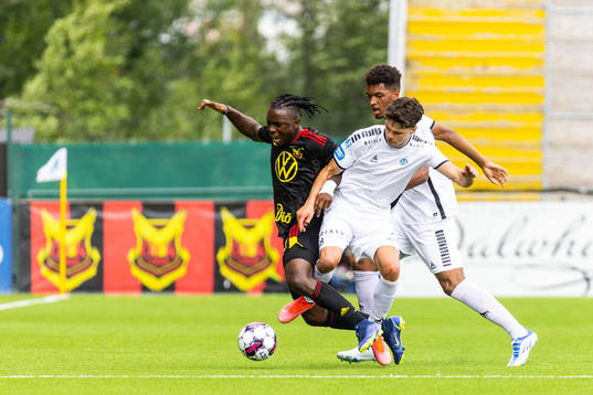 Östersunds Jordan Attah Kadiri och Utsiktens William Milovanovic