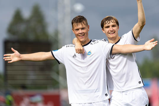 Utsiktens Albin Skoglund och Jakob Hedenquist  jublar efter 0-3