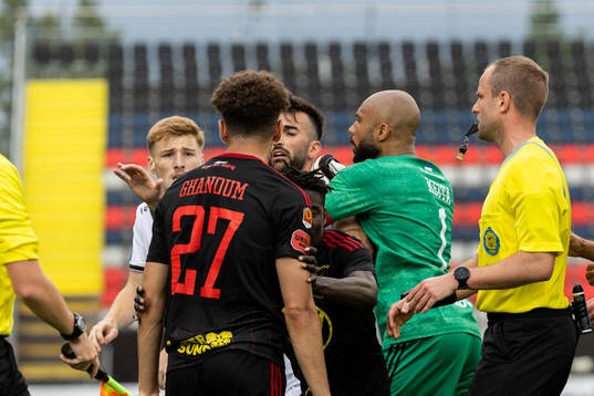 Utsiktens Markus Björkqvist och Östersunds målvakt Aly Keita
