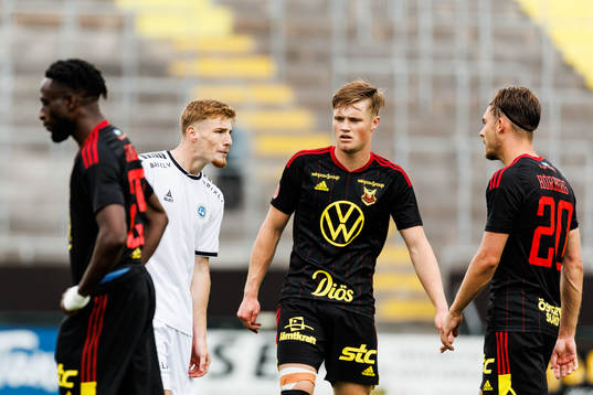 Utsiktens Markus Björkqvist i dispyt med Östersunds Felix Hörberg (längst till höger)