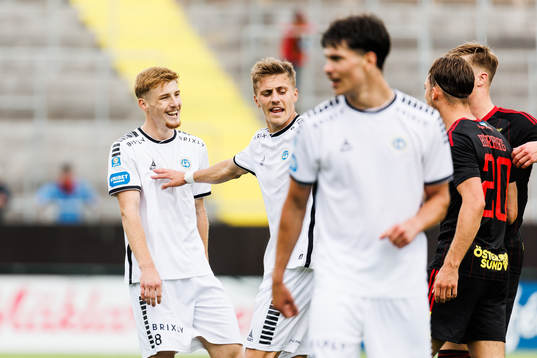 Utsiktens Markus Björkqvist i dispyt med Östersunds Felix Hörberg