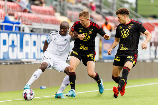 Utsiktens Nsima Peter  i kamp med Östersunds Ludvig Fritzson