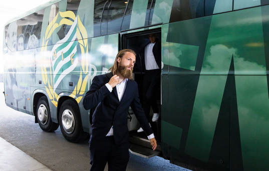Hammarbys Björn Paulsen kliver av spelarbussen