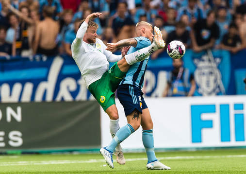 Hammarbys Dennis Widgren i kamp om bollen med Djurgårdens