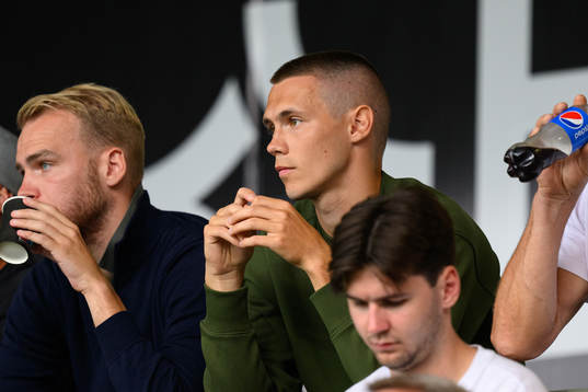 Häckens Tobias Carlsson på läktaren