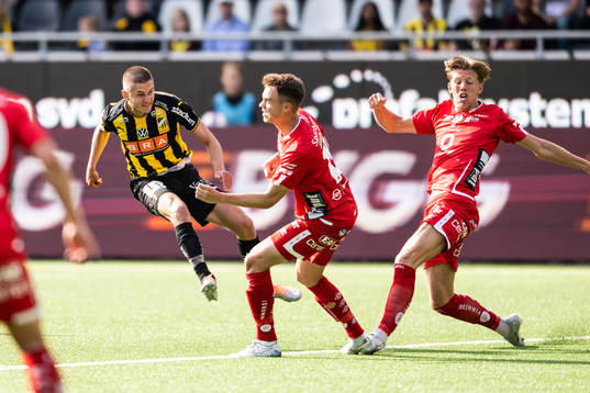 Häckens Leo Bengtsson och Elfsborgs Leo Väisänen och Noah Söderberg
