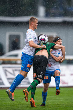 Värnamos Victor Eriksson och William Kenndal mot Varbergs Oliver Alfonsi