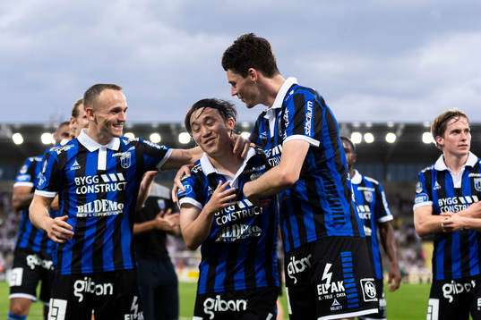 Sirius Yukiya Sugita (m) jublar med Aron Bjarnason (v) och Jamie Roche (h)