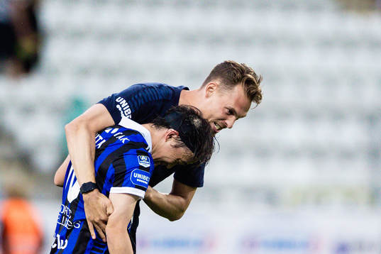 Sirius tränare Daniel Bäckström och Yukiya Sugita jublar