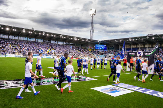 IFK Norrköpings och Sirius spelare gör entre på Platinumcars Arena