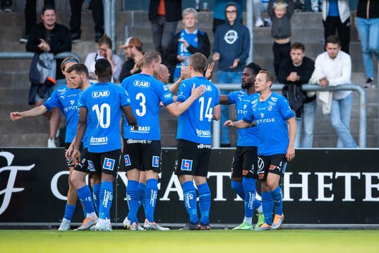 Halmstad jublar efter 1-0 av Joseph Baffo