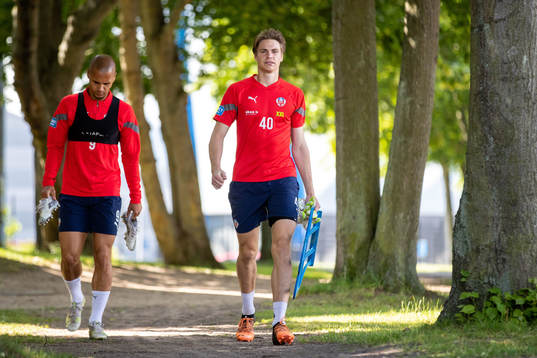Anthony van den Hurk och målvakt Nils Arvidsson