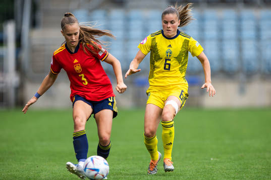 Andrea Medina Martín of Spain and Hanna Wijk of Sweden