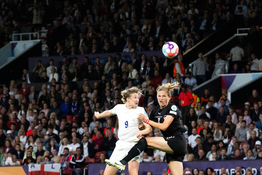 Ellen White of England and Carina Wenninger of Austria