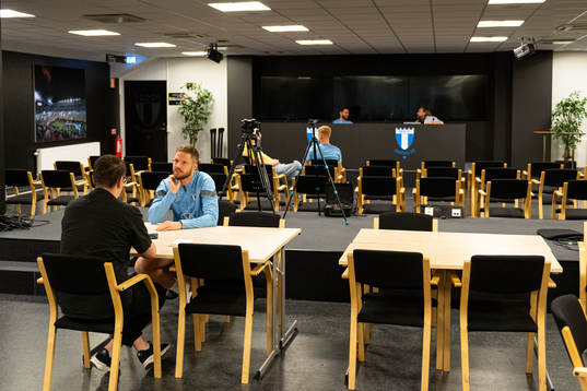 Lasse Nielsen, Hugo Larsson och Erdal Rakip i samtal med media