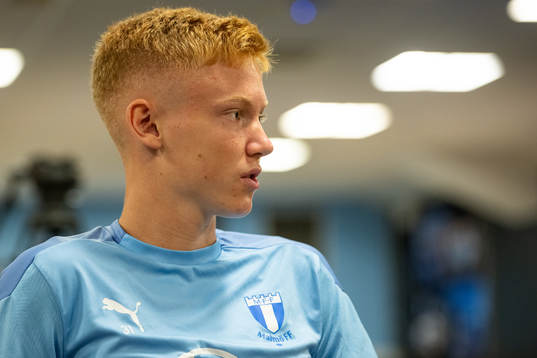 Hugo Larsson i samtal med media