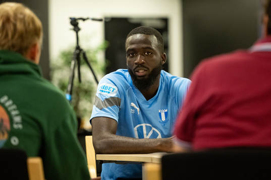Mahame Siby i samtal med media