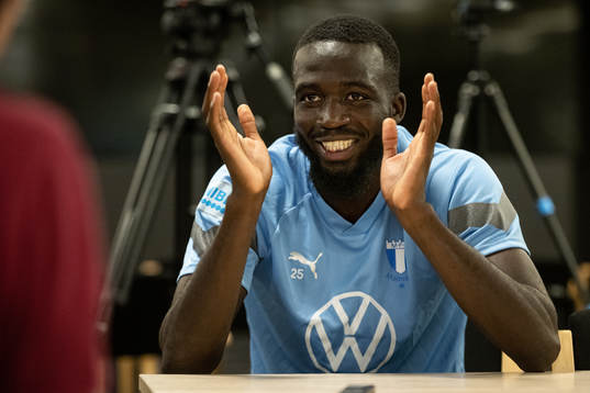 Mahame Siby i samtal med media