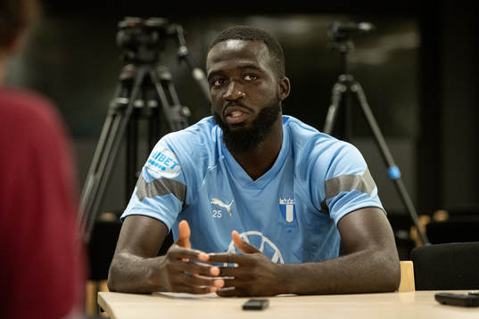 Mahame Siby i samtal med media