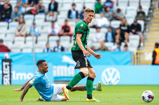 Malmö FFs Sergio Pena och Varbergs målvakt Viktor Dryselius