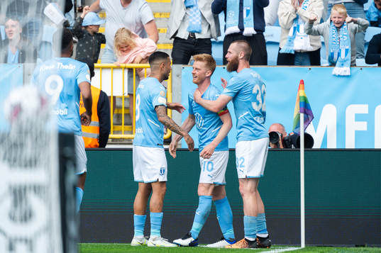Malmö FFs Sergio Pena , Anders Christiansen och Jo Inge Berget jublar efter 2-0