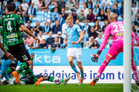 Malmö FFs Hugo Larsson mot Varbergs målvakt Fredrik Andersson