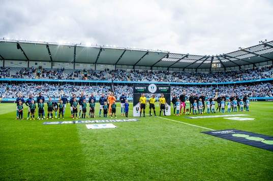 Lagen ställer upp på Eleda stadion innan fotbollsmatchen i Allsvenskan mellan Malmö FF och Varberg den 9 juli 2022 i Malmö. 