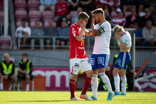 Degerfors Johan Bertilsson och IFK Norrköpings Linus Wahlqvist Egnell båda fått smäll i huvudet