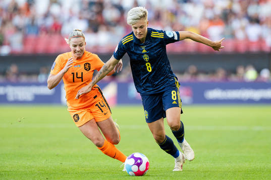 Jackie Groenen of Netherlands and Lina Hurtig of Sweden