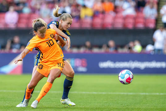 Danielle Van De Donk of Netherlands and Magdalena Eriksson of Sweden