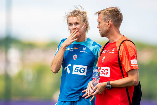Ada Hegerberg and Martin Sjögren, head coach of the Norwegian national football team, at a training session