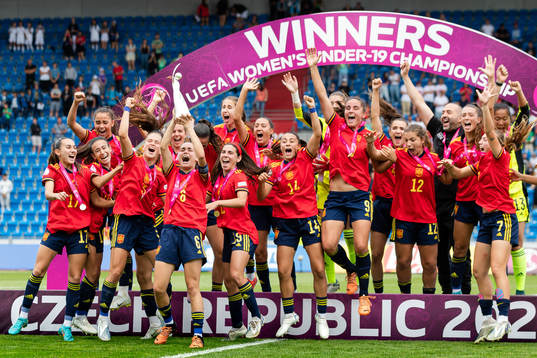 Players of Spain celebrate