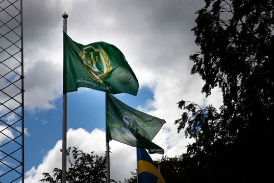 Flaggor utanför arenan