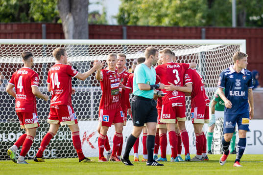 Skövde AIKs spelare jublar efter 1-0 av Jack Cooper Lover