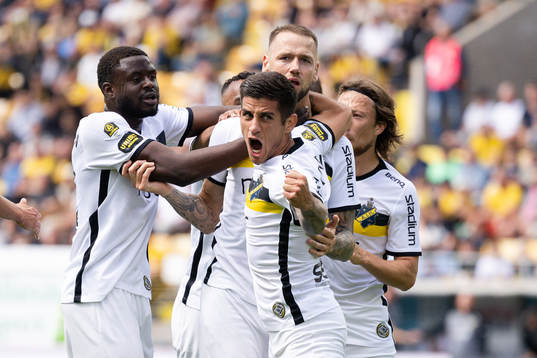 AIKs Nicolas Stefanelli jublar