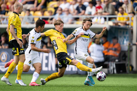 Elfsborgs Noah Söderberg i en kamp mot AIKs Nicolas