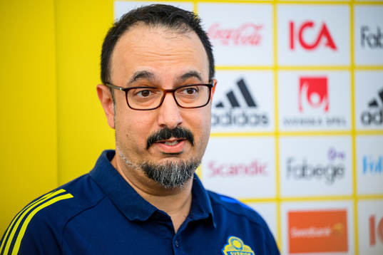 Houman Ebrahimi, doctor of the Swedish women's national football team at a press event