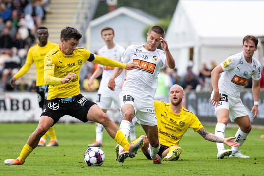 Mjällbys Jesper Gustavsson och Häckens Leo Bengtsson