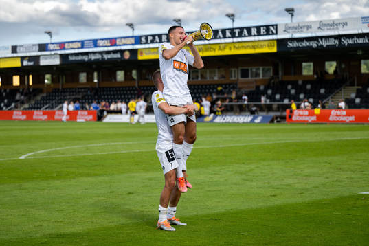 Häckens Ali Youssef och Leo Bengtsson jublar