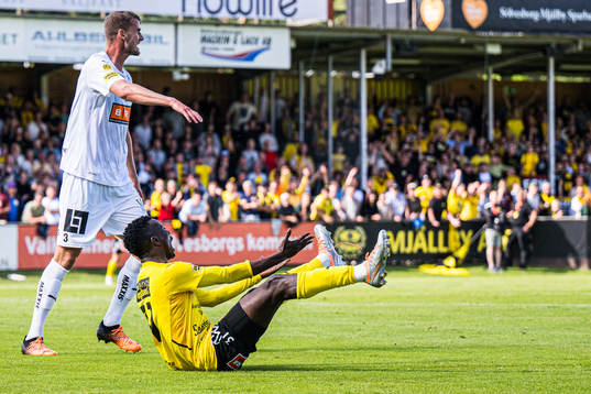 Mjällbys Chibuike Silas Nwankwo reagerar