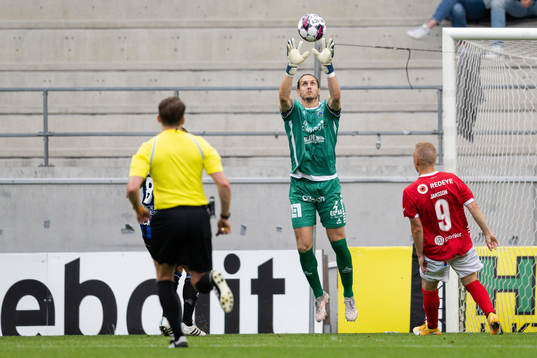 Sirius målvakt David Mitov Nilsson och Kalmars Isak Jansson