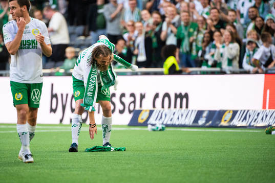 Hammarbys Bjørn Paulsen tackas av