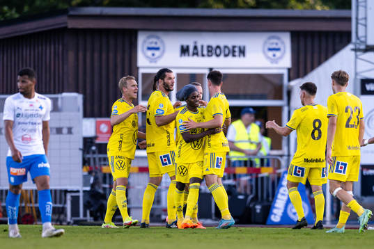 GIF Sundsvalls spelare jublar efter 1-1 av Ronaldo Damus