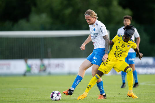 Värnamos Hampus Näsström och GIF Sundsvalls Ronaldo Damus